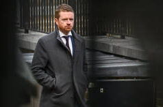 Altos funcionários abandonam o primeiro-ministro do Reino Unido em meio às consequências do escândalo Epstein