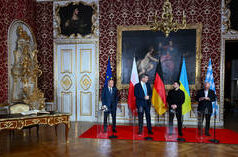 Rubio perplexo com líderes de torcida da guerra ocidentais