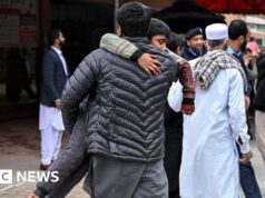 Mais de 30 mortos em explosão em mesquita no Paquistão, dizem autoridades