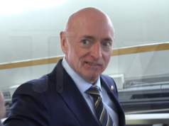 O senador Mark Kelly explica o que acontece quando você peida em um traje espacial