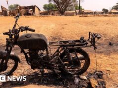 Ataques de motocicletas em aldeias matam pelo menos 30 na Nigéria