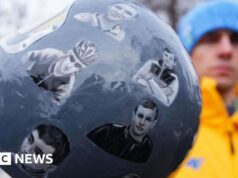 Quem está com o capacete que levou à proibição do atleta ucraniano nos Jogos Olímpicos de Inverno?