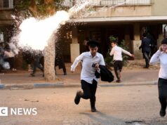 Mulheres soldados israelenses resgatadas após serem perseguidas por homens ultraortodoxos