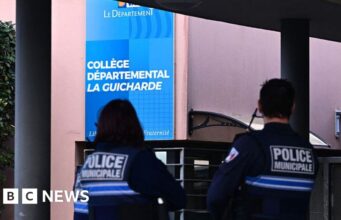 Menino de 14 anos esfaqueou professor de artes porque tinha ‘muito ódio’, conta à polícia