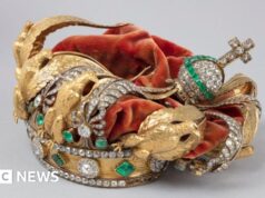 Coroa do Museu do Louvre foi esmagada, mas “intacta” após ataque