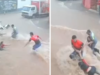 Bravos espectadores salvam mulheres varridas por poderosas enchentes, em vídeo