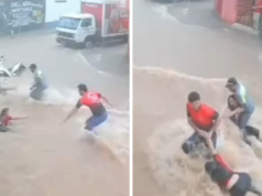 Bravos espectadores salvam mulheres varridas por poderosas enchentes, em vídeo