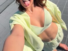 Adivinhe a garota agindo de forma um pouco estranha com uma roupa minúscula de tênis