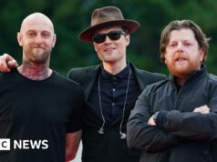 The Fratellis cancelam turnê de 20 anos devido à doença do cantor