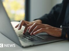 ‘Decide-up artist’ russo acusado de filmar secretamente mulheres em Gana