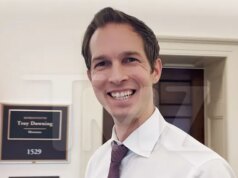 O deputado Jake Auchincloss diz aos colegas do Congresso para ‘tocar a grama’