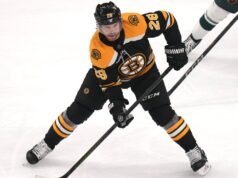 Elias Lindholm, do Bruins, acerta IR antes das Olimpíadas