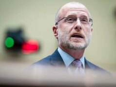 O presidente da FCC de Trump deseja que as redes veiculem conteúdo nacionalista e prometam lealdade para o grande aniversário da América