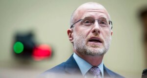 O presidente da FCC de Trump deseja que as redes veiculem conteúdo nacionalista e prometam lealdade para o grande aniversário da América