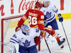 Nylander marca três pontos para levar o Maple Leafs à vitória sobre o Flames