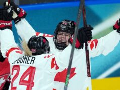 Fillier ajuda Canadá a abrir torneio de hóquei feminino com vitória sobre a Suíça