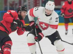 Kevin Fiala, da Suíça, saiu de maca contra o Canadá