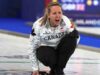 Conclusões do curling olímpico: Rachel Homan força seu caminho de volta ao combine dos playoffs