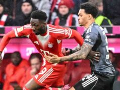 Alphonso Davies, do Canadá, sai do jogo do Bayern de Munique com aparente lesão