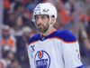 Evan Bouchard, dos Oilers, é eleito a terceira estrela do mês da NHL