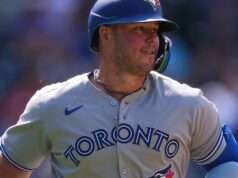 Relatório: Padres assinam contrato com o ex-Blue Jay Ty France para uma liga secundária