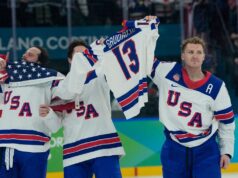 ‘Aqui conosco em espírito’: EUA carregam camisa de Johnny Gaudreau no gelo após vitória