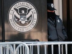 A Segurança Interna está tentando forçar as empresas de tecnologia a entregar dados sobre os críticos de Trump