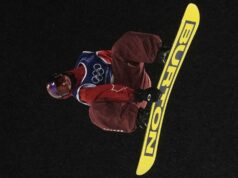 O snowboarder canadense Mark McMorris cai durante um grande treinamento aéreo