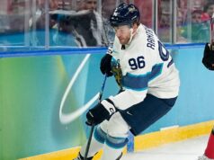 Mikko Rantanen, da Finlândia, lesionado, no jogo pela medalha de bronze contra a Eslováquia