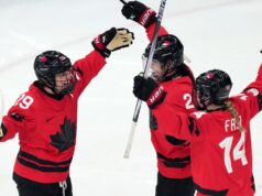 Poulin, do Canadá, faz história e prepara confronto pela medalha de ouro contra os EUA