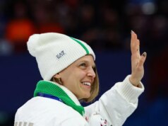 Arianna Fontana se torna a atleta olímpica mais condecorada da Itália com prata no revezamento em pista curta