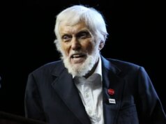 Ashley Roberts ‘sinto muito’ depois de anunciar erroneamente que Dick Van Dyke morreu, quando ele não morreu