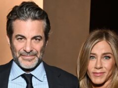 Jennifer Aniston oferece look apaixonado no Dia dos Namorados com Jim Curtis