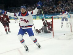 Brock Nelson e os EUA derrotam a Letônia por 5 a 1 na estreia do hóquei masculino em Milão