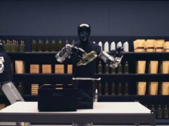 Este vídeo de robôs hilariamente lentos colocando azeite em um saco é realmente impressionante