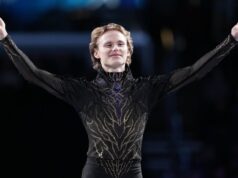 A patinadora artística americana Ilia Malinin provoca salto quíntuplo nas Olimpíadas