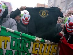 Torcedores do Man United usam máscaras de palhaço no último protesto contra proprietários de clubes