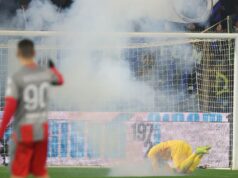 Jogo do Inter de Milão é brevemente interrompido depois que um sinalizador atinge o goleiro cremonês