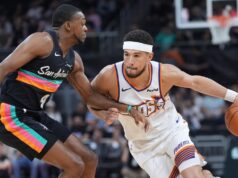 Devin Booker, do Suns, sai contra o Spurs com dor no quadril direito