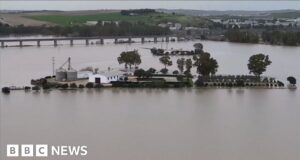 Imagens aéreas mostram cidades inundadas enquanto tempestades atingem a Espanha
