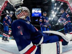 Swayman bateu no centro do patinoire