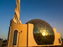 Dentro da Mesquita Al Nasr de Sharjah, a impressionante maravilha com cúpula de vidro abrindo para o Ramadã 2026