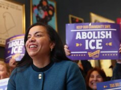 Choque nas urnas: Progressista apoiado por Sanders, AOC à beira da virada nas primárias democratas no Congresso