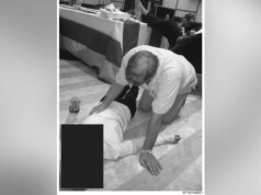 Ex-príncipe Andrew fotografado ajoelhado sobre uma mulher no último lançamento de arquivo do DOJ Jeffrey Epstein