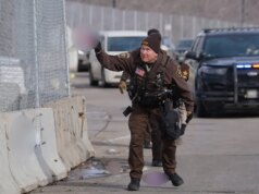 Agitadores anti-ICE presos em prédio federal em Minneapolis após objetos obscenos serem arremessados contra autoridades