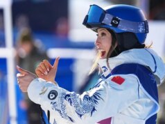 A esquiadora Eileen Gu usa um traje de esqui personalizado e cheio de detalhes nas Olimpíadas