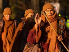 Monge que liderou a caminhada pela paz em DC disse à CBS Information sobre paz "começa de dentro"