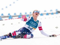 Jessie Diggins, dos EUA, desmaia após ganhar o bronze nos Jogos Olímpicos de Inverno