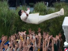 O present do intervalo do Tremendous Bowl de Dangerous Bunny acende a fúria de Trump e divide os espectadores