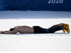 Snowboarder austríaco desce em baixas temperaturas durante uma celebração selvagem depois de ganhar o ouro olímpico